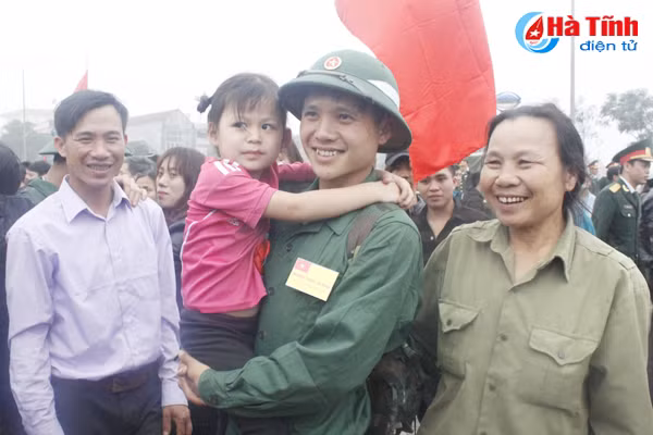 ha tinh tien 1 000 tan binh len duong lam nhiem vu