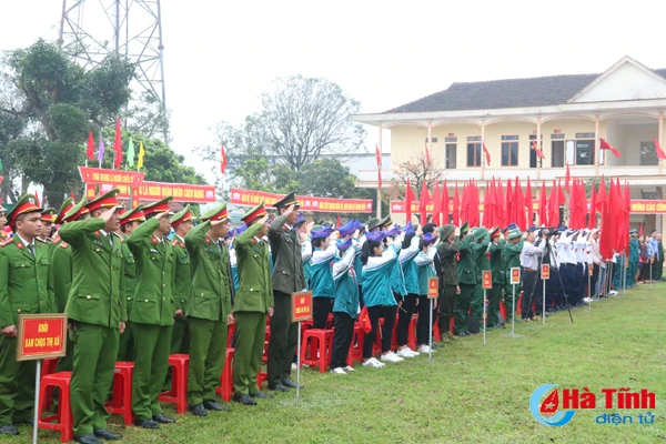ha tinh tien 1 000 tan binh len duong lam nhiem vu