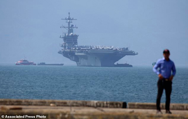 hinh anh doi tau san bay my vao vinh da nang qua ong kinh phong vien quoc te