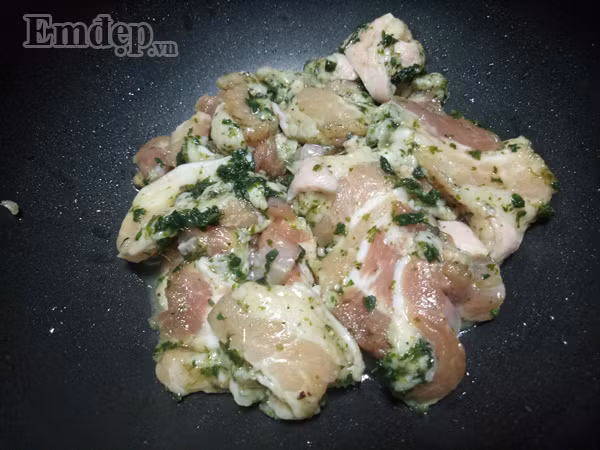 cuoi tuan me thu lam thit rim rau hung lui la mieng ngon bat ngo