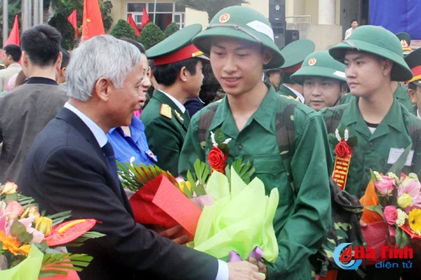 ha tinh tien 1 000 tan binh len duong lam nhiem vu