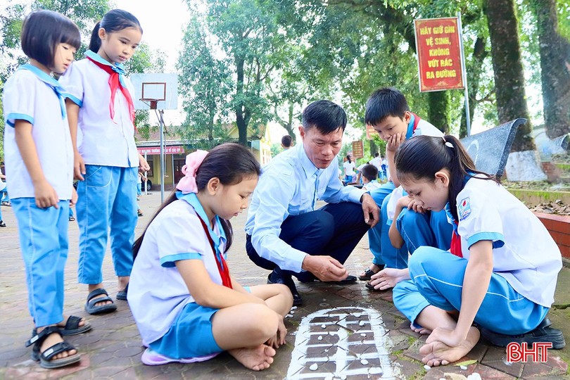 Giáo dục tư duy, văn hoá truyền thống qua các trò chơi dân gian là cách làm hay được Liên đội Trường Tiểu học Cẩm Lạc duy trì thường xuyên. bqbht_br_f4.jpg