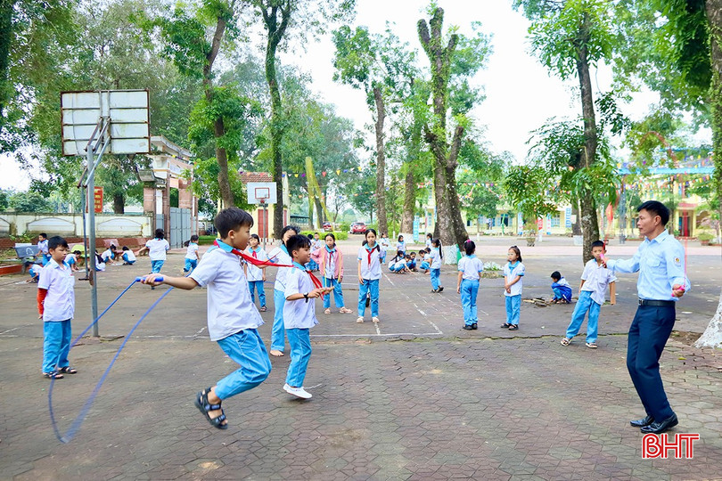 Vừa làm tốt vai trò Tổng phụ trách Đội, thầy Tùng vừa tích cực với nhiệm vụ chuyên môn giáo dục thể chất. bqbht_br_f2.jpg