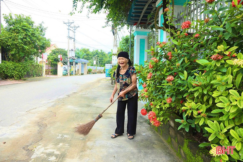 Bà Lợi phấn khởi trước sự "thay da đổi thịt" của làng quê Tùng Ảnh. bqbht_br_anh-3.jpg