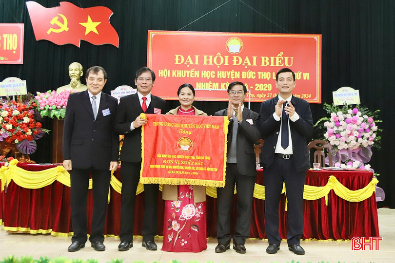 Lãnh đạo Hội Khuyến học tỉnh và huyện Đức Thọ trao Cờ thi đua của Trung ương Hội Khuyến học Việt Nam cho Hội Khuyến học huyện Đức Thọ. bqbht_br_b4.jpg
