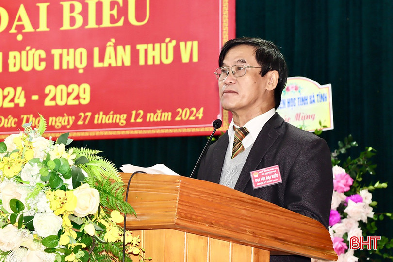 Ông Đinh Xuân Đông - Phó Chủ tịch Hội Khuyến học huyện Đức Thọ nhiệm kỳ 2019 - 2024 trình bày báo cáo tổng kết hoạt động hội. bqbht_br_b6.jpg