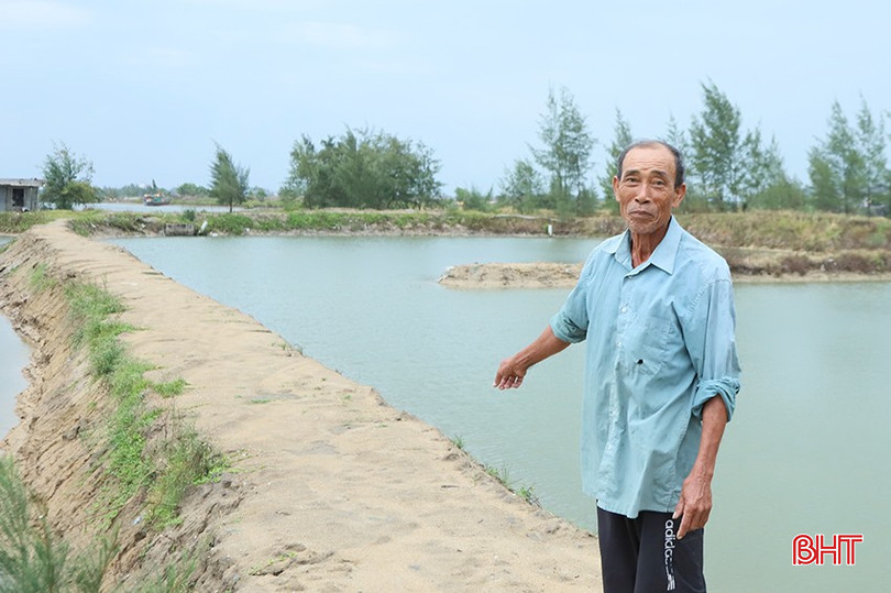 Ông Uyên chủ động cập nhật tình hình thời tiết, thực hiện các giải pháp ứng phó với cơn bão số 3. 1.jpg