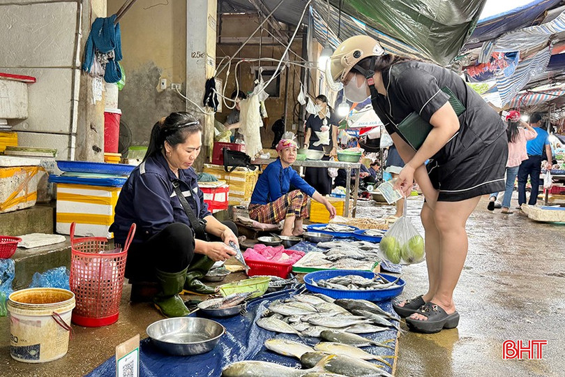 Giá hải sản biến động phụ thuộc vào diễn biến thời tiết và sản lượng đánh bắt của tàu thuyền. bqbht_br_r2.jpg
