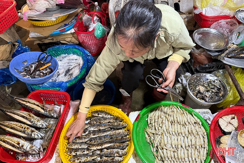 Giá các loại hải sản nướng vẫn được duy trì ổn định so với thời điểm trước bão. bqbht_br_r3.jpg