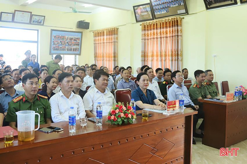 Đại biểu tham dự buổi lễ. 1.jpg
