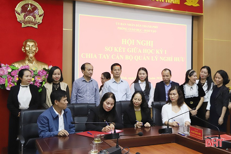 ... và các trường tiểu học ký cam kết về việc không để giáo viên, học sinh dạy thêm, học thêm trái quy định . bqbht_br_j10.jpg