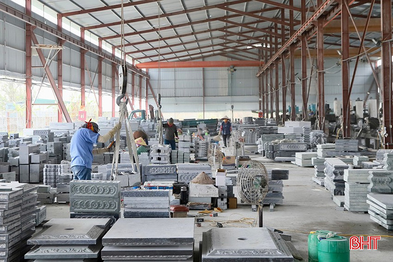 Cơ sở sản xuất đá mỹ nghệ Quốc Anh sớm ổn định sản xuất để phục vụ các đơn hàng cuối năm. bqbht_br_4.jpg
