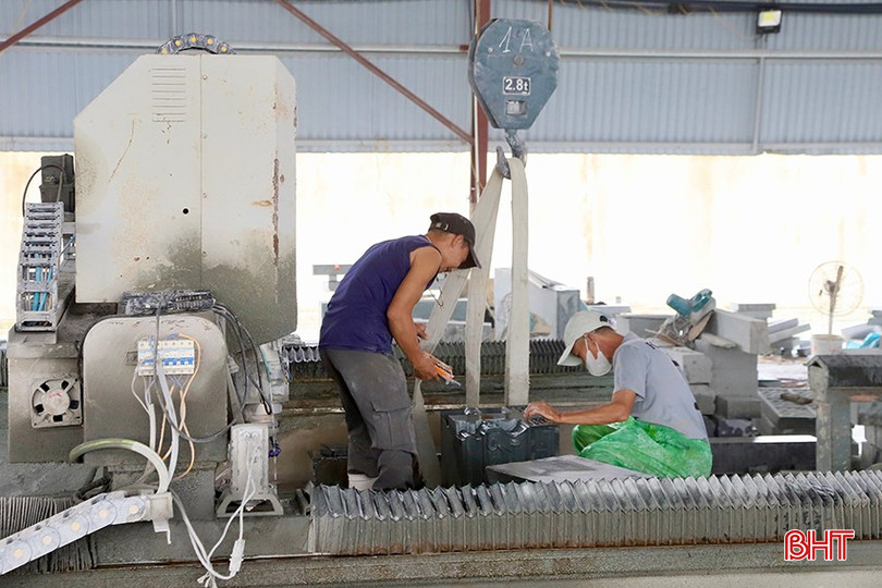4 máy cắt CNC trị giá hơn 500 triệu đồng/máy bị hư hỏng, cơ sở sản xuất đá mỹ nghệ Quốc Anh tập trung khắc phục. bqbht_br_6.jpg