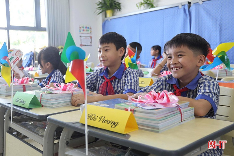 Học sinh Trường Albert Einstein (Hà Tĩnh) phấn khởi trở lại trường học vào ngày 11/8 vừa qua. (Ảnh: Đình Nhất) bqbht_br_p2.jpg