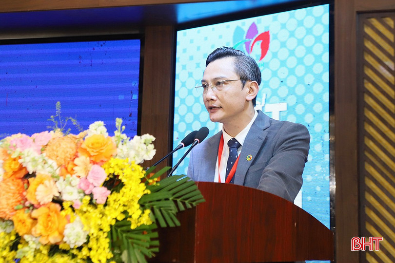 Ông Hoàng Minh Mạnh - Phó Chủ tịch Thường trực Hiệp hội Du lịch tỉnh Hà Tĩnh, Chi hội trưởng Chi hội Lữ hành phát biểu đặt vấn đề tại buổi tọa đàm. bqbht_br_c3.jpg