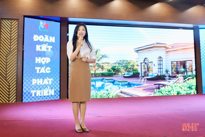 Đại diện tổ hợp khách sạn, công viên nước Vinpearl Melia Hà Tĩnh giới thiệu dịch vụ, sản phẩm và chính sách giá của đơn vị. bqbht_br_c4.jpg