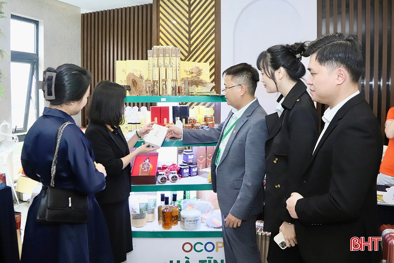 Các đại biểu tham quan khu vực trưng bày các sản phẩm OCOP tiêu biểu của Hà Tĩnh bên lề toạ đàm. bqbht_br_c5.jpg