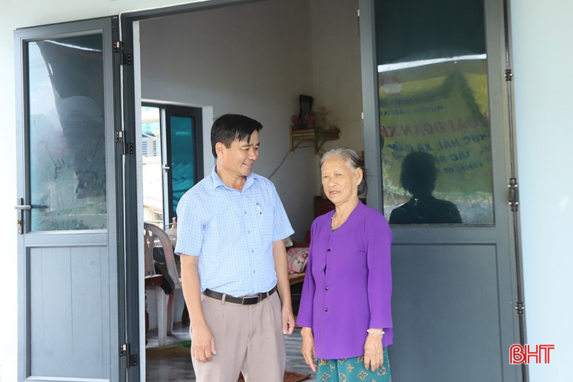 Bà Tường chia sẻ niềm vui với Uỷ ban MTTQ xã Cẩm Nhượng khi được sống trong căn nhà mới kiên cố, khang trang. 1.jpg