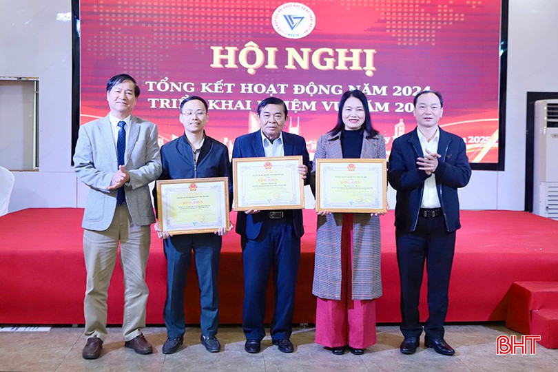 Tại hội nghị, lãnh đạo Liên hiệp các Hội KH&KT tỉnh trao bằng khen của Liên hiệp các Hội KH&KT Việt Nam cho 2 tập thể và 1 cá nhân có thành tích xuất sắc trong công tác giai đoạn 2023-2024... bqbht_br_j6.jpg