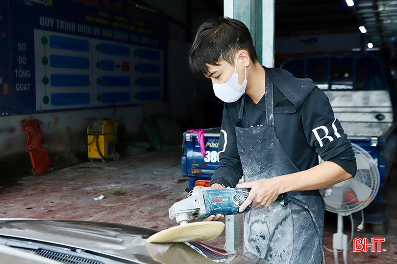 Anh Trương Cảnh Bình Dương thường xuyên tăng ca phục vụ nhu cầu tân trang "xế cưng" của khách hàng. bqbht_br_o2.jpg