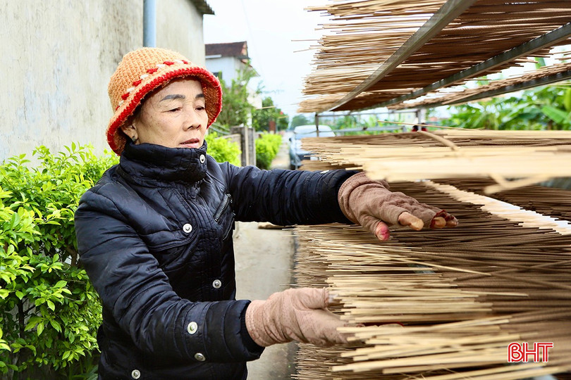 Tranh thủ nắng ráo, bà Trần Thị Hòa hong phơi hương thành phẩm. bqbht_br_c3.jpg