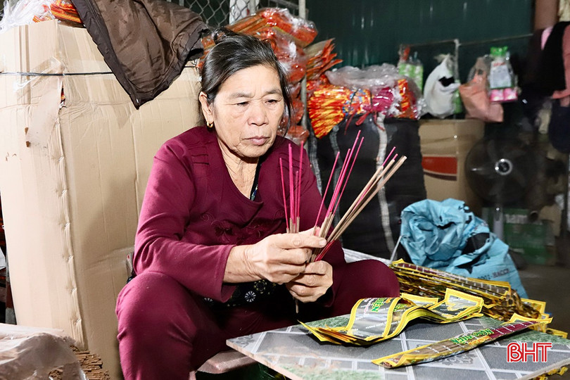 Công việc thời vụ tại các cơ sở sản xuất hương giúp bà Hiếu có thêm thu nhập. bqbht_br_c2.jpg