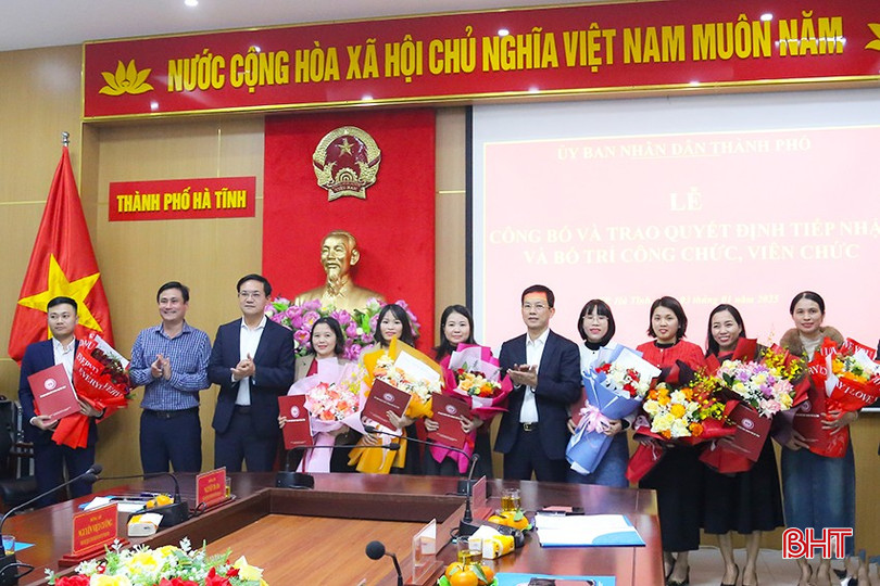 Lãnh đạo TP Hà Tĩnh, huyện Thạch Hà tặng hoa chúc mừng các công chức, viên chức chuyển công tác về TP Hà Tĩnh sau khi thực hiện sắp xếp đơn vị hành chính cấp huyện, cấp xã giai đoạn 2023 - 2025. bqbht_br_img-7959.jpg
