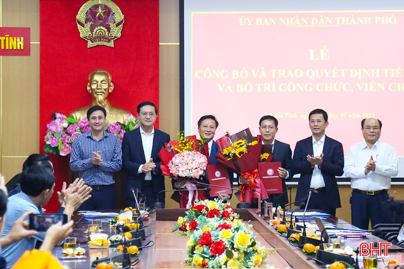 Lãnh đạo TP Hà Tĩnh, lãnh đạo huyện Thạch Hà trao quyết định và tặng hoa chúc mừng Phó Trưởng phòng GD&ĐT thành phố Hà Tĩnh Võ Tá Lợi và Phó Giám đốc Trung tâm Y tế thành phố Đào Văn Thế. bqbht_br_img-7893.jpg