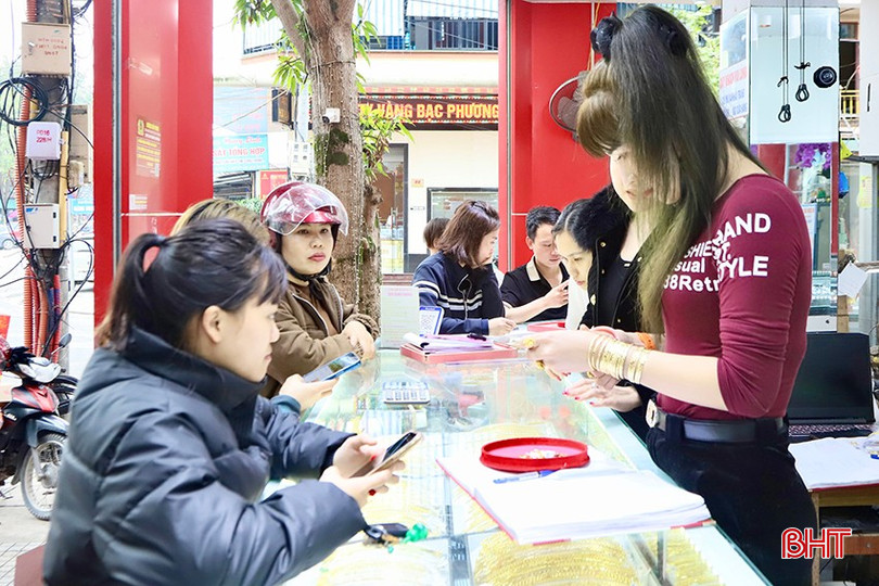 Tiệm vàng Ngọc Hà ghi nhận lượng khách hàng giao dịch sôi động trong sáng ngày 13/3. bqbht_br_2.jpg