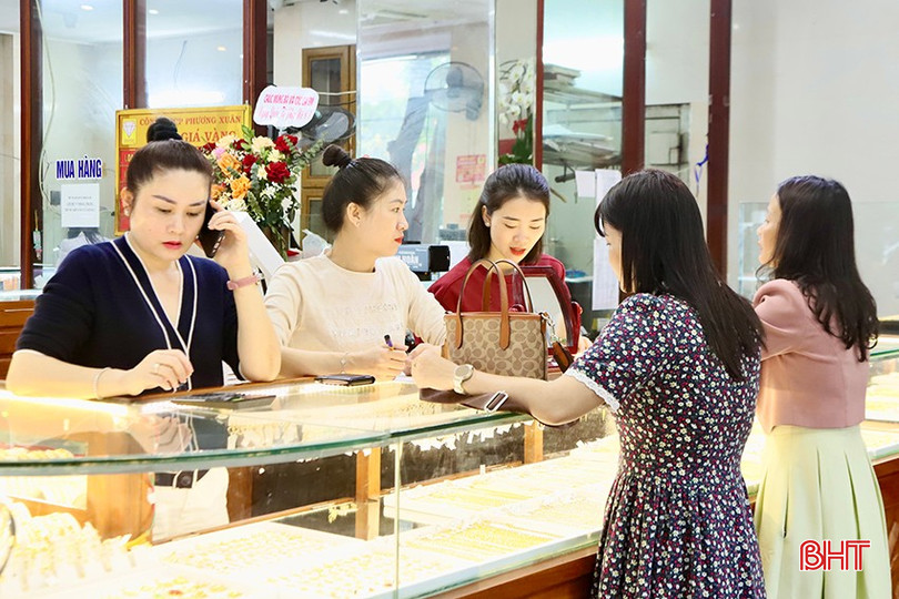 Khách hàng giao dịch tại cửa hàng vàng bạc Phương Xuân. bqbht_br_5.jpg