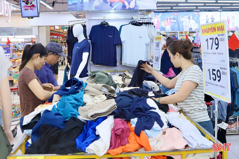 Người dân mua sắm tại siêu thị Winmart trong kỳ nghỉ lễ 30/4 - 1/5. bqbht_br_16.jpg