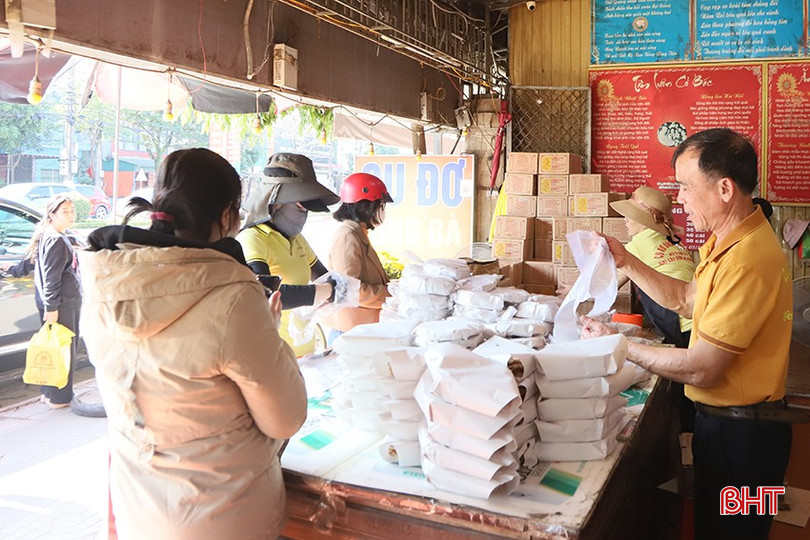 Ngày cao điểm, cơ sở sản xuất kẹo cu đơ Thư Viện bán ra gần 15.000 chiếc. bqbht_br_u2.jpg
