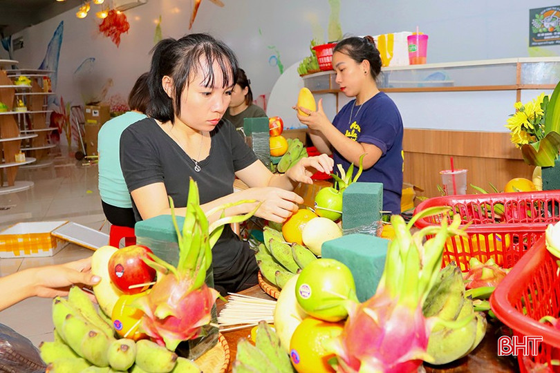 Nhân viên Trung tâm OCOP - CED Central chuẩn bị các mâm quả cúng rằm tháng Bảy cho khách hàng. bqbht_br_f2.jpg