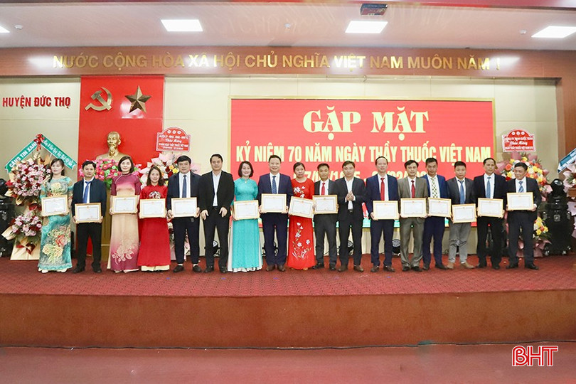 ... và 15 cá nhân có thành tích xuất sắc, đóng góp vào sự phát triển của ngành Y tế huyện Đức Thọ. bqbht_br_b3.jpg