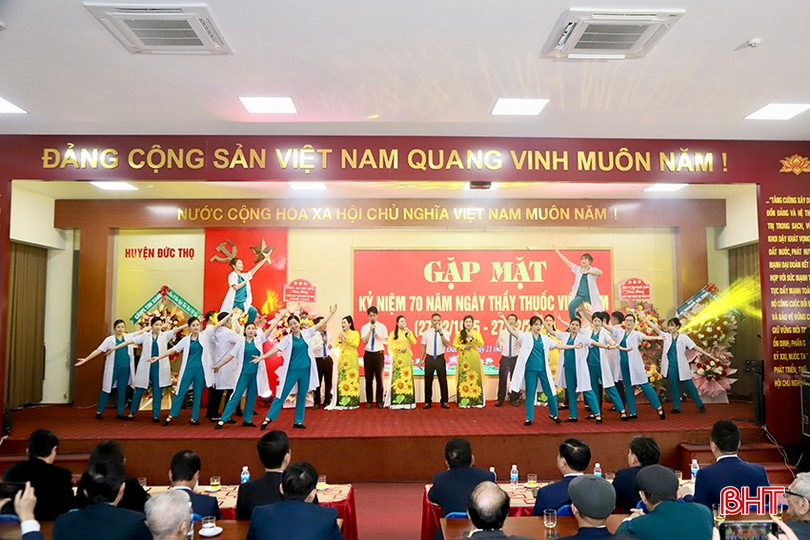 Các tiết mục văn nghệ chào mừng do đội ngũ y bác sĩ Trung tâm Y tế huyện Đức Thọ biểu diễn. bqbht_br_b2.jpg