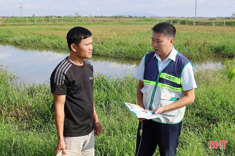 Cán bộ Khuyến nông Quốc gia (bên phải) hướng dẫn anh Hà Phương các biện pháp khắc phục ô nhiễm, xử lý nguồn nước sau bão. bqbht_br_e1.jpg