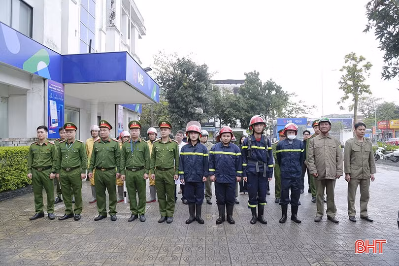 Công an phường Nam Hà tham gia buổi diễn tập phương án PCCC&amp;CNCH do Phòng Cảnh sát PCCC&amp;CNCH (Công an tỉnh Hà Tĩnh) phối hợp với UBND phường Nam Hà tổ chức vào ngày 30/3.