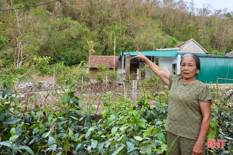 Bà Phùng chia sẻ về cuộc sống thấp thỏm, lo âu trước nguy cơ sạt lở của rú Chùa. bqbht_br_5-5615.jpg