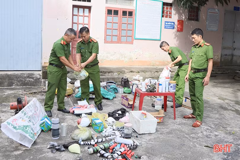 Công an huyện Đức Thọ tổ chức tiêu hủy vũ khí, vật liệu nổ vào tháng 10/2024.