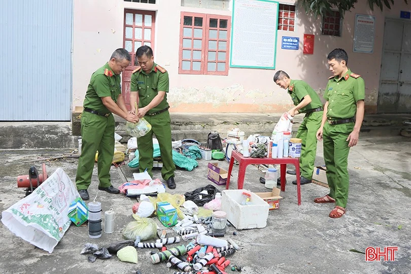 Công an huyện Đức Thọ tổ chức tiêu hủy vũ khí, vật liệu nổ vào tháng 10/2024.