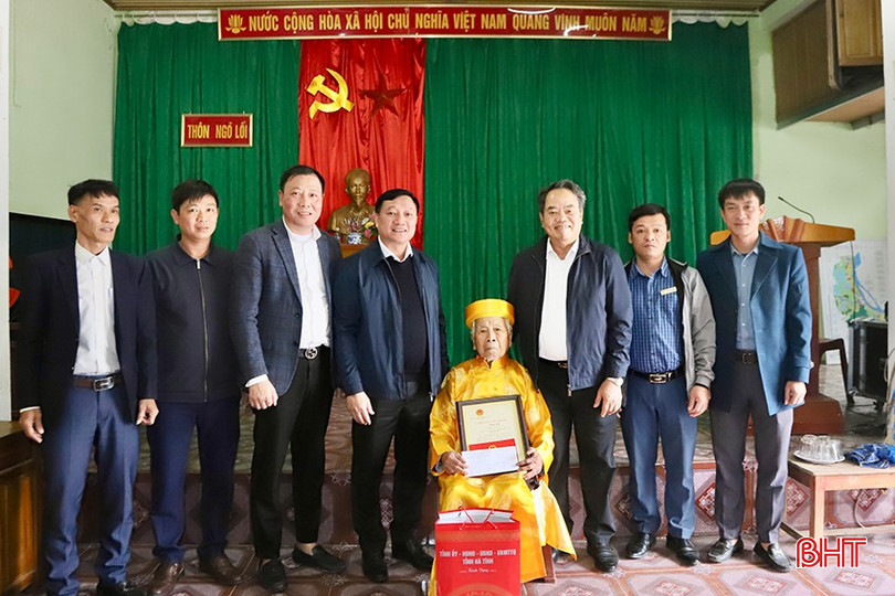 Trưởng ban Nội chính Tỉnh uỷ Nguyễn Đình Hải cùng đoàn tặng quà, chúc tết cụ Trần Sửu. bqbht_br_u1.jpg