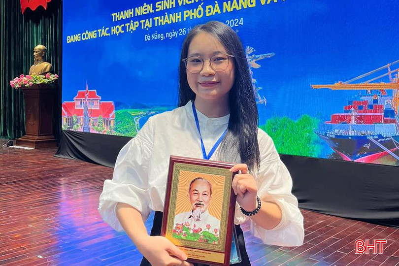 Diễm Mỹ được vinh danh sinh viên có điểm tích luỹ xuất sắc tại buổi gặp thanh niên, sinh viên Hà Tĩnh tiêu biểu đang công tác và học tập ở tỉnh Thừa Thiên Huế và TP Đà Nẵng. 5.jpg
