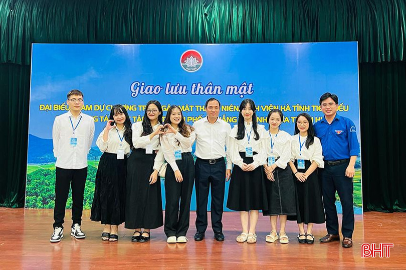 Diễm Mỹ (thứ hai từ phải sang) chụp ảnh cùng Bí thư Tỉnh ủy Hoàng Trung Dũng tại buổi gặp thanh niên, sinh viên Hà Tĩnh tiêu biểu đang công tác và học tập ở tỉnh Thừa Thiên Huế và TP Đà Nẵng (tháng 5/2024) 2.jpg