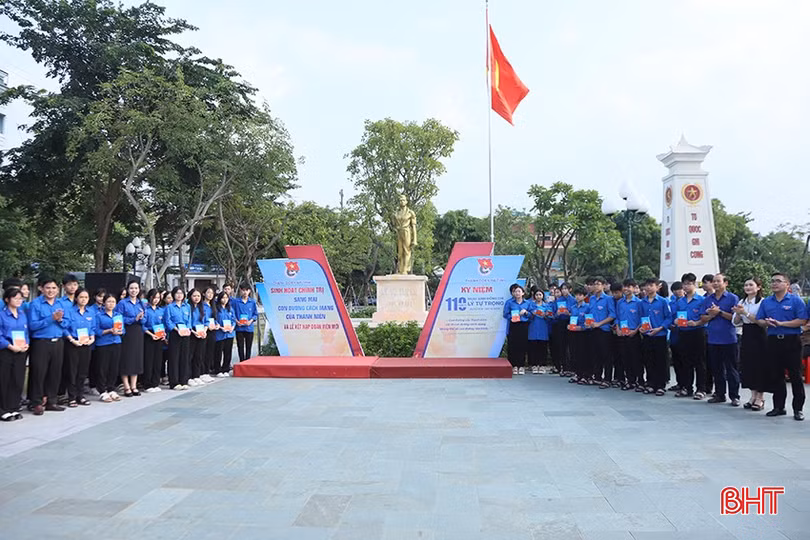 Đoàn Trường THPT Phan Đình Phùng (TP Hà Tĩnh) kết nạp 110 thanh niên vào hàng ngũ Đoàn TNCS Hồ Chí Minh.
