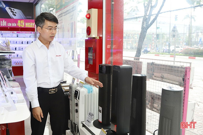 Anh Võ Chí Đại giới thiệu về các sản phẩm máy sưởi được trưng bày tại Mediamart Hà Tĩnh. bqbht_br_3.jpg