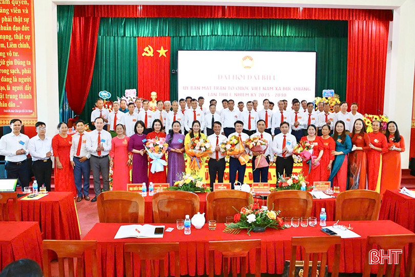 Đại biểu tặng hoa chúc mừng Ủy ban MTTQ Việt Nam xã Đức Quang, nhiệm kỳ 2025 - 2030. bqbht_br_a6.jpg
