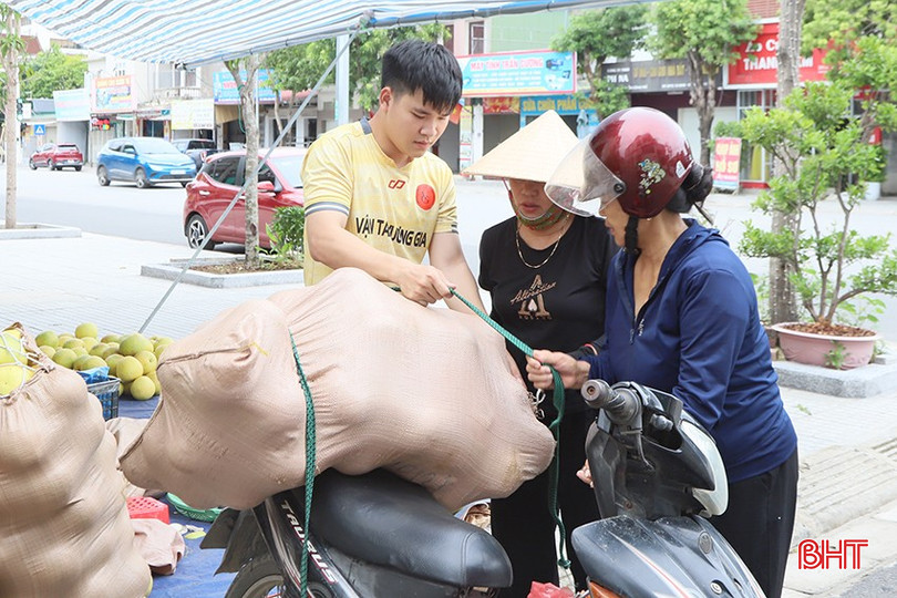 Những ngày cuối vụ, bưởi Phúc Trạch vẫn "theo chân" tiểu thương đến tay người dùng. 3.jpg