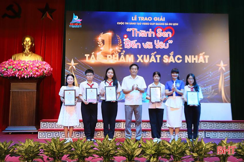 Trao giải nhất cho tác phẩm "Văn Miếu đạo học" của nhóm tác giả Trường THCS Lê Văn Thiêm. 5.jpg