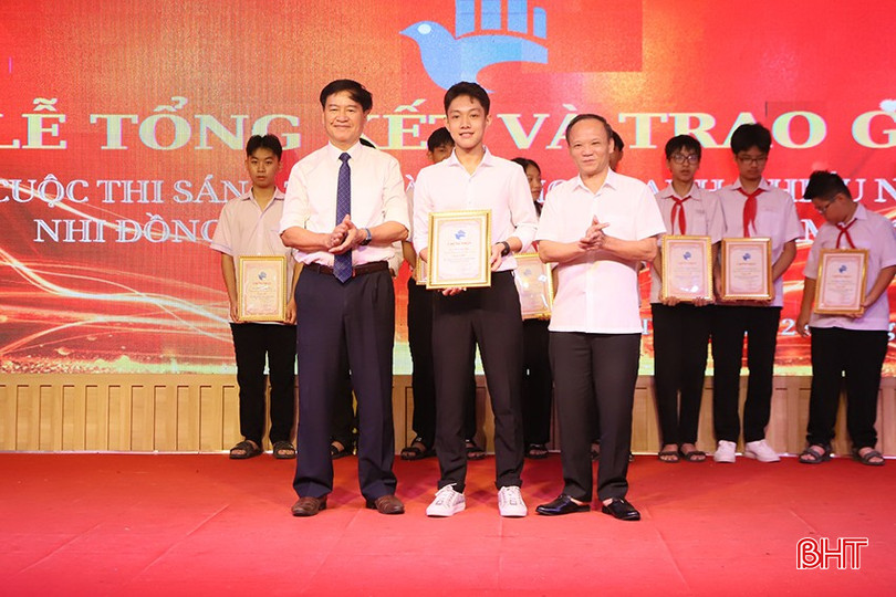 Giải nhất cuộc thi thuộc về tác giả Trần Sỹ Nhiên (Trường THPT Nghèn, huyện Can Lộc) với giải pháp: "Hệ thống tự động cảnh báo lũ lụt và kiểm soát mực nước hồ chứa". (Trong ảnh: BTC trao giấy chứng nhận và tiền thưởng 8 triệu đồng cho cá nhân đạt giải nhất cuộc thi) 7.jpg