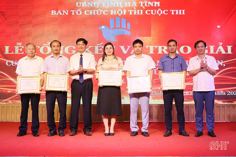 BTC trao giấy khen cho các BTC hội thi, cuộc thi các huyện, thành phố, thị xã và các cá nhân có thành tích xuất sắc trong tổ chức, tuyên truyền về cuộc thi tại địa phương, đơn vị. 3.jpg